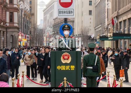 SHANGHAI, CHINE - 3 MARS 2023 - des policiers armés montent la garde le long du centre commercial piétonnier Nanjing Road sur le Bund à Shanghai, Chine, le 3 mars 20 Banque D'Images
