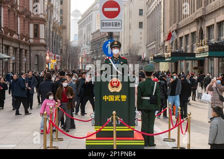 SHANGHAI, CHINE - 3 MARS 2023 - des policiers armés montent la garde le long du centre commercial piétonnier Nanjing Road sur le Bund à Shanghai, Chine, le 3 mars 20 Banque D'Images