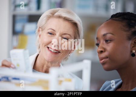 Pharmacien, soins de santé et femme noire avec des médicaments, des achats et des conversations pour des instructions, des informations et le sourire. Pharmacie, client féminin et Banque D'Images