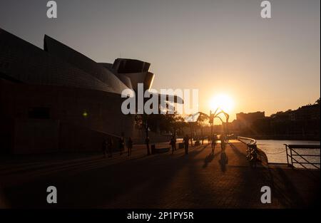 Bilbao, Espagne - 02 août 2022 : vue au coucher du soleil du musée Guggenheim avec à côté de l'œuvre d'araignée géante de Louise Bourgeois intitulée Maman Banque D'Images