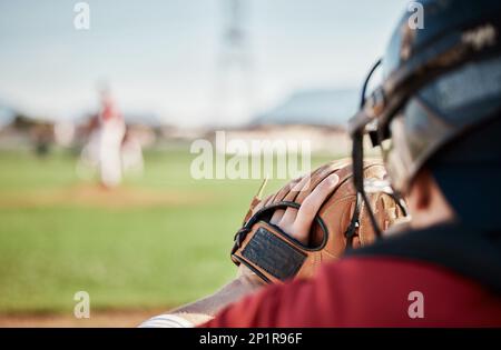 Baseball, mockup et attrape un sportif sur un terrain pendant un match pour la compétition pendant l'été. Fitness, entraînement et maquette avec un athlète masculin Banque D'Images