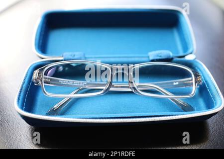 lunettes et étuis à lunettes. (Image des lunettes de souvenir) Banque D'Images