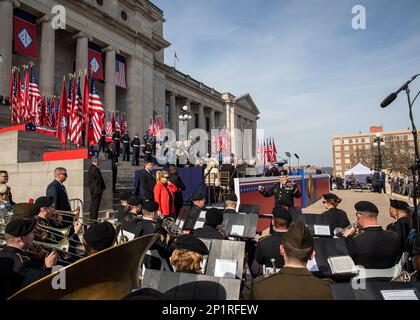 La bande militaire de 106th a joué à l'inauguration du gouverneur de l'État de l'Arkansas en 47th sur les marches du capitole de l'État à Little Rock, Arkansas, 10 janvier 2023. La gouverneure Sarah Huckabee Sanders a prononcé son discours inaugural après avoir prêté serment et être devenue la première femme gouverneur de l'Arkansas. Banque D'Images