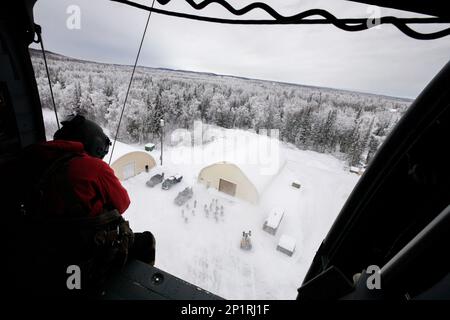 Les gardes de l'Armée de l'Alaska, avec le détachement 2, 2-211th général appui Aviation Bataillon, aident les aviateurs de tactiques spéciales, affectés à la 24th Escadre des opérations spéciales, détachement 1, avec une évacuation médicale et une formation de palan au Camp Mad Bull sur la base interarmées Elmendorf-Richardson, Alaska, le 10 janvier 2023. Le bataillon de soutien général de l’aviation de la Garde nationale de l’Armée de l’Alaska s’entraîne régulièrement avec toutes les branches de l’armée et les organismes civils pour accroître son interopérabilité opérationnelle et être prêt à accueillir une vaste gamme de missions fédérales et d’État. Banque D'Images