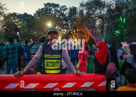 Jamshedpur, Inde. 03rd mars 2023. La foule publique à la porte du parc Jubilee Sakchi le jour du fondateur de 184th. Les citoyens attendant l'entrée principale du parc Jubilé pour entrer dans le parc. L'événement phare célèbre chaque année à Jamshedpur sur 3 mars pour rendre hommage à la vision du fondateur d'un avenir industriel avec le bien-être de la communauté à son cœur. (Photo de Rohit Shaw/Pacific Press) Credit: Pacific Press Media production Corp./Alay Live News Banque D'Images