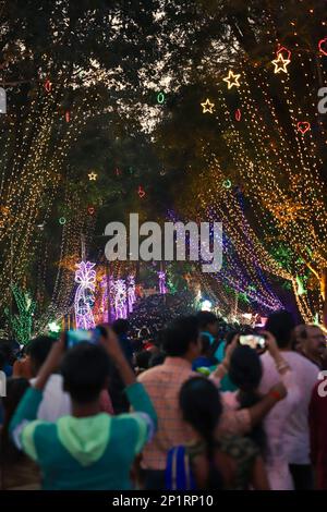 Jamshedpur, Inde. 03rd mars 2023. La foule publique à la porte du parc Jubilee Sakchi le jour du fondateur de 184th. Les citoyens attendant l'entrée principale du parc Jubilé pour entrer dans le parc. L'événement phare célèbre chaque année à Jamshedpur sur 3 mars pour rendre hommage à la vision du fondateur d'un avenir industriel avec le bien-être de la communauté à son cœur. (Photo de Rohit Shaw/Pacific Press) Credit: Pacific Press Media production Corp./Alay Live News Banque D'Images