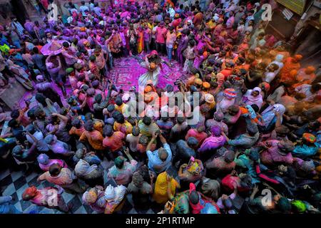 Vrindavan, Inde. 03rd mars 2023. Les femmes transgenres dansent au temple Radha Ballav pendant le festival Holi à Vrindavan. Le temple Radha Ballav est l'un des temples de l'Hindou où Lord Krishna est adoré particulièrement pendant le festival Holi. Crédit : SOPA Images Limited/Alamy Live News Banque D'Images