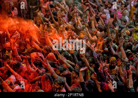 Vrindavan, Inde. 03rd mars 2023. Les dévotés hindous prient au temple Radha Ballav pendant le festival Holi avec des poudres colorées (Gulal). Le temple Radha Ballav est l'un des temples de l'Hindou où Lord Krishna est adoré particulièrement pendant le festival Holi. Crédit : SOPA Images Limited/Alamy Live News Banque D'Images