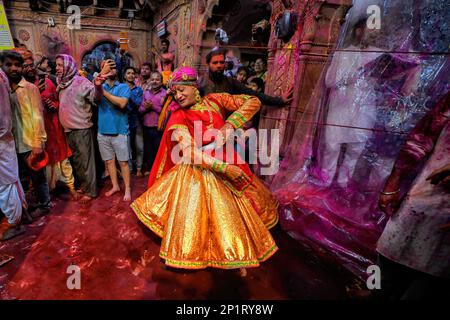 Vrindavan, Inde. 03rd mars 2023. Une femme transgenre danse au Temple Radha Ballav pendant le festival Holi à Vrindavan. Le temple Radha Ballav est l'un des temples de l'Hindou où Lord Krishna est adoré particulièrement pendant le festival Holi. (Photo par Avishek Das/SOPA Images/Sipa USA) crédit: SIPA USA/Alay Live News Banque D'Images