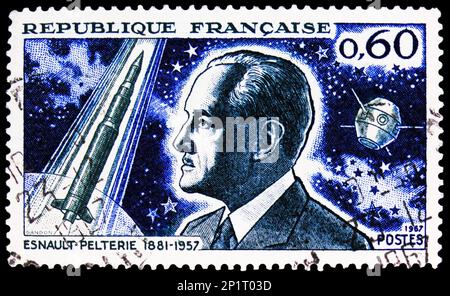 MOSCOU, RUSSIE - 15 FÉVRIER 2023 : le timbre-poste imprimé en France montre Robert Esnault-Pelterie (1881-1957), célèbre série People, vers 1967 Banque D'Images