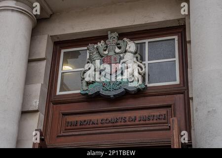 Belfast, Co Antrim, Irlande du Nord, 17 février 2023. Entrée principale des cours royales de justice avec écusson sur la porte Banque D'Images