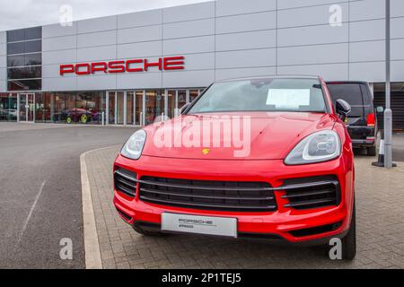 2021 Orange PORSCHE Macan 7 Speed semi-Auto ; Supercars en vente à Preston, Royaume-Uni Banque D'Images