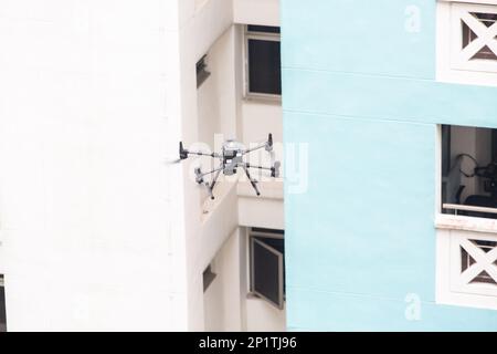 Un drone en plein air qui effectue une inspection de bâtiment pour identifier tout défaut critique d'un bâtiment. Banque D'Images