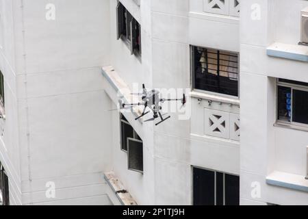 Un drone en plein air qui effectue une inspection de bâtiment pour identifier tout défaut critique d'un bâtiment. Banque D'Images