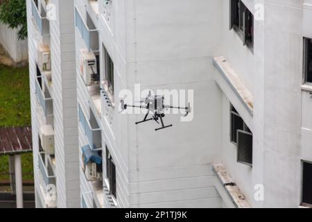 Un drone en plein air qui effectue une inspection de bâtiment pour identifier tout défaut critique d'un bâtiment. Banque D'Images