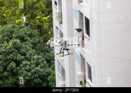 Un drone en plein air qui effectue une inspection de bâtiment pour identifier tout défaut critique d'un bâtiment. Banque D'Images