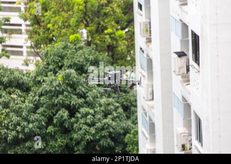 Un drone en plein air qui effectue une inspection de bâtiment pour identifier tout défaut critique d'un bâtiment. Banque D'Images