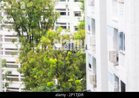 Un drone en plein air qui effectue une inspection de bâtiment pour identifier tout défaut critique d'un bâtiment. Banque D'Images