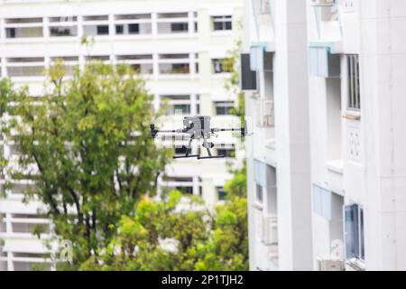 Un drone en plein air qui effectue une inspection de bâtiment pour identifier tout défaut critique d'un bâtiment. Banque D'Images