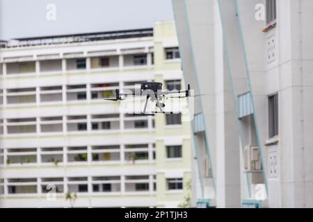 Un drone en plein air qui effectue une inspection de bâtiment pour identifier tout défaut critique d'un bâtiment. Banque D'Images