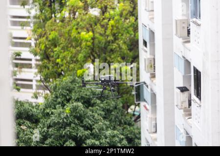 Un drone en plein air qui effectue une inspection de bâtiment pour identifier tout défaut critique d'un bâtiment. Banque D'Images