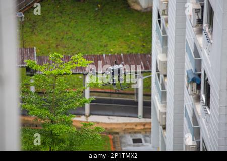 Un drone en plein air qui effectue une inspection de bâtiment pour identifier tout défaut critique d'un bâtiment. Banque D'Images