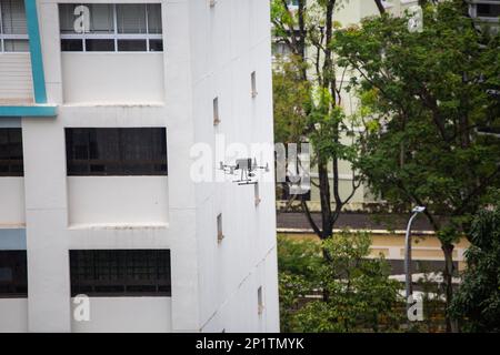 Un drone en plein air qui effectue une inspection de bâtiment pour identifier tout défaut critique d'un bâtiment. Banque D'Images