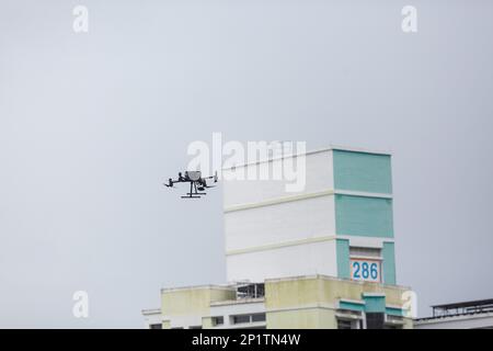 Un drone en plein air effectue une inspection du bâtiment pour identifier tout défaut critique de l'état du bâtiment. Banque D'Images