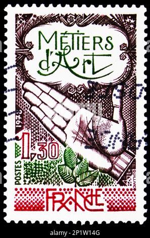 MOSCOU, RUSSIE - 15 FÉVRIER 2023 : le timbre-poste imprimé en France montre des professions artistiques, vers 1978 Banque D'Images