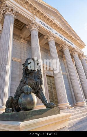 Façade principale du Congrès des députés siège de la souveraineté populaire et de la démocratie espagnole, Madrid. Banque D'Images