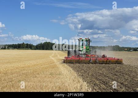 John Deere 9400 tirant Vaderstad pour abaisser le cultivateur 700 et labourer le champ de chaume, Suède Banque D'Images