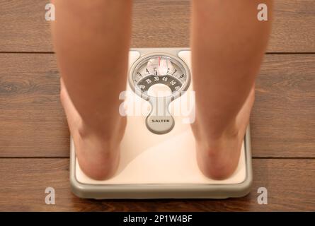 Photo posée par le modèle photo du dossier datée du 03/03/14 d'une jeune fille de 11 ans utilisant un ensemble de balances, puisque près de £600 000 fonds pour aider à prévenir l'obésité infantile ont été annoncés par le gouvernement écossais. Banque D'Images