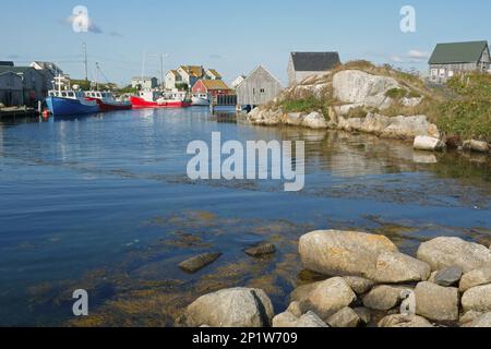 Des bateaux de pêche amarrés dans le port du village côtier de Peggys Cove, St. Margarets Bay, Nouvelle-Écosse, Canada Banque D'Images