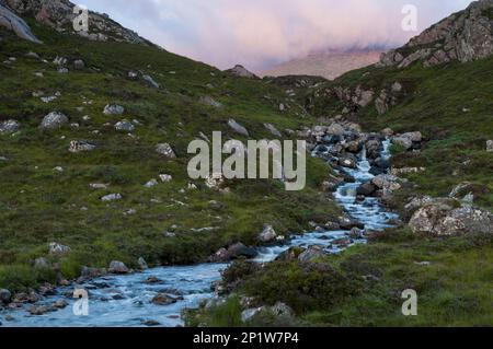 Vue sur l'habitat en cascade de la rivière au crépuscule, chutes d'eau d'Easan Garbh, Rhiconich, Sutherland, Highlands, Écosse, Royaume-Uni Banque D'Images