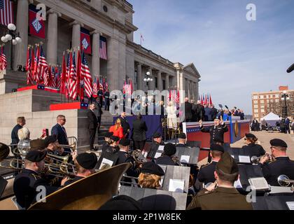 La bande militaire de 106th a joué à l'inauguration du gouverneur de l'État de l'Arkansas en 47th sur les marches du capitole de l'État à Little Rock, Arkansas, 10 janvier 2023. La gouverneure Sarah Huckabee Sanders a prononcé son discours inaugural après avoir prêté serment et être devenue la première femme gouverneur de l'Arkansas. Banque D'Images