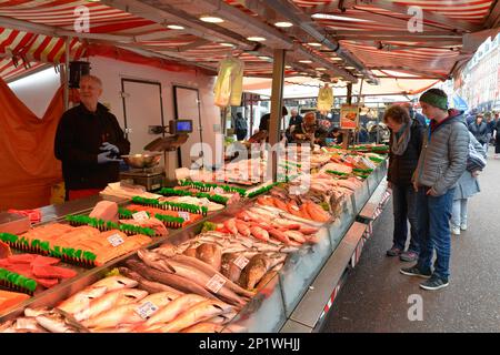 Fishmonger, marché Albert Cuyp, Albert Cuypstraat, Amsterdam, pays-Bas Banque D'Images