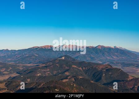 Tatra montagnes de Velky Choc colline dans Chocske vrchy montagnes en Slovaquie à la fin de l'automne jour wirth ciel clair Banque D'Images