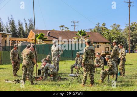 La cellule 25th DIVARTY ADAM/BAE mène une formation post-commandement de la défense aérienne au début de janvier 2023 avec ses homologues de la Division d'infanterie 25th. Le sujet traité comprend les techniques de mise à la terre appropriées, le fonctionnement des systèmes à l'intérieur de l'abri, l'intégration extérieure de ces systèmes avec d'autres actifs de la force terrestre, ainsi que les connexions physiques qui les relient. La formation a atteint l'objectif général d'accroître le développement de la défense aérienne de la série 14 dans l'ensemble de la Division. Banque D'Images