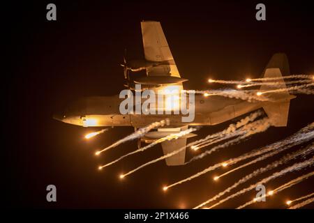 Royal Australian Air Force (RAAF) Lockheed Martin C-130J Super Hercules faisant la démonstration d'une chute nocturne de la flamme au salon international de l'aéronautique d'Avalon 2023 Banque D'Images