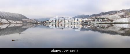 BRUTTIG-FANKEL, ALLEMAGNE - 17 DÉCEMBRE 2022 : image panoramique de Bruttig-Fankel lors d'une journée d'hiver froide et brumeuse sur 17 décembre 2022 en Rhénanie-Palati Banque D'Images