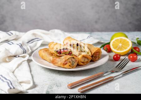 Pâtisserie Paçanga sur fond gris. Plats du ramadan. En-cas pâtisserie délicieuse Banque D'Images