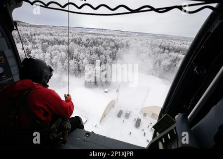 Les gardes de l'Armée de l'Alaska, avec le détachement 2, 2-211th général appui Aviation Bataillon, aident les aviateurs de tactiques spéciales, affectés à la 24th Escadre des opérations spéciales, détachement 1, avec une évacuation médicale et une formation de palan au Camp Mad Bull sur la base interarmées Elmendorf-Richardson, Alaska, le 10 janvier 2023. Le bataillon de soutien général de l’aviation de la Garde nationale de l’Armée de l’Alaska s’entraîne régulièrement avec toutes les branches de l’armée et les organismes civils pour accroître son interopérabilité opérationnelle et être prêt à accueillir une vaste gamme de missions fédérales et d’État. Banque D'Images