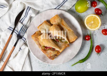 Pâtisserie Paçanga sur fond gris. Plats du ramadan. En-cas pâtisserie délicieuse Banque D'Images