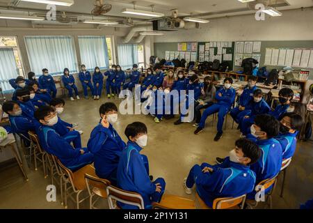 Des étudiants américains et japonais posent pour une photo de groupe lors de la visite de l’école secondaire Kubasaki à l’école secondaire Naha Nishi à Naha City, Okinawa, Japon, le 1 février 2023. L'école secondaire Naha Nishi a accueilli des étudiants et du personnel de l'école secondaire Kubasaki pour faire l'expérience d'une culture et d'un environnement différents. Les élèves et le personnel de l'école secondaire Kubasaki ont visité le campus et ont eu l'occasion de s'asseoir pour des cours de physique, de chimie et d'anglais. Au cours des cours, les étudiants américains et japonais ont réalisé ensemble des tâches, des activités et des feuilles de travail, et ont terminé leur journée avec des boîtes à bento pour le déjeuner. Cette a Banque D'Images