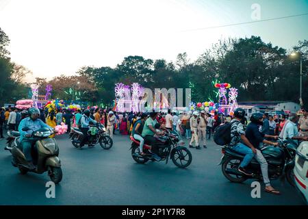 Jamshedpur, Jharkhand, Inde. 3rd mars 2023. La foule publique à la porte du parc Jubilee Sakchi le jour du fondateur de 184th. Les citoyens attendant l'entrée principale du parc Jubilé pour entrer dans le parc. L'événement phare célèbre chaque année à Jamshedpur sur 3 mars pour rendre hommage à la vision du fondateur d'un avenir industriel avec le bien-être de la communauté à son cœur. (Credit image: © Rohit Shaw/Pacific Press via ZUMA Press Wire) USAGE ÉDITORIAL SEULEMENT! Non destiné À un usage commercial ! Banque D'Images