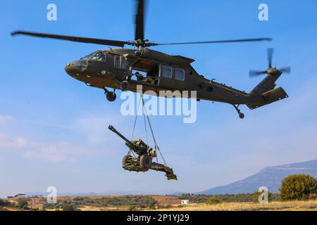 États-Unis. 17th févr. 2023. Des soldats affectés à Alpha Battery, 1st Bataillon, 320th Régiment d'artillerie de campagne, 2nd Brigade combat Team Strike 101st Airborne Division (Air Assault) et 3rd Bataillon, 501st Attack Helicopter Bataillon, combat Aviation Brigade, 1st Armored Division effectuent des exercices d'ascenseur le 17 février 2023, dans la zone d'entraînement de Petrochori, en Grèce. L’engagement des États-Unis à défendre le territoire de l’OTAN est indéfectible et les États-Unis continueront de renforcer notre position pour mieux défendre nos alliés de l’OTAN. Crédit : États-Unis Armée/ZUMA Press Wire Service/ZUMAPRESS.com/Alamy Live News Banque D'Images