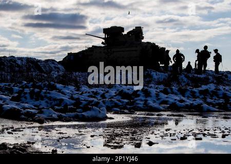 Bemowo Piskie, Pologne. 27th févr. 2023. ÉTATS-UNIS Des soldats affectés au groupement tactique de l'OTAN EFP Pologne, 2nd équipe de combat de la Brigade blindée, 1st division de Cavalry, soutenant la 4th division d'infanterie (4 ID), préparent un véhicule de combat M2A3 Bradley pour engager des cibles lors d'un exercice d'incendie en direct combiné à Bemowo Piskie, Pologne, le 27 février 2023. La mission de l'IDS 4 en Europe doit s'engager dans des exercices et des formations multinationaux à travers le continent, en travaillant aux côtés des alliés de l'OTAN et des partenaires de sécurité régionaux pour fournir des forces crédibles au corps V, le corps déployé avancé de l'Amérique en Europe. (C Banque D'Images