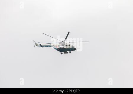 L'hélicoptère militaire russe MIL mi-17 vole dans un ciel nuageux pendant la journée Banque D'Images