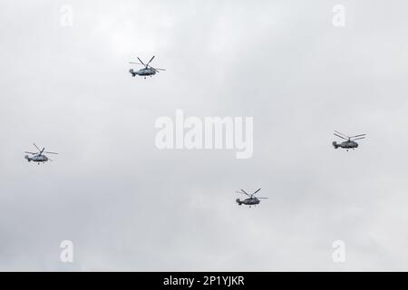 Quatre hélicoptères militaires russes kamov Ka-27 volent dans un ciel nuageux pendant la journée Banque D'Images