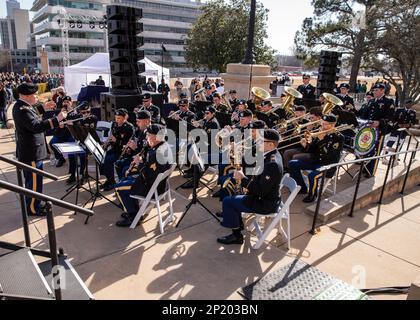 La bande militaire de 106th a joué à l'inauguration du gouverneur de l'État de l'Arkansas en 47th sur les marches du capitole de l'État à Little Rock, Arkansas, 10 janvier 2023. La gouverneure Sarah Huckabee Sanders a prononcé son discours inaugural après avoir prêté serment et être devenue la première femme gouverneur de l'Arkansas. Banque D'Images